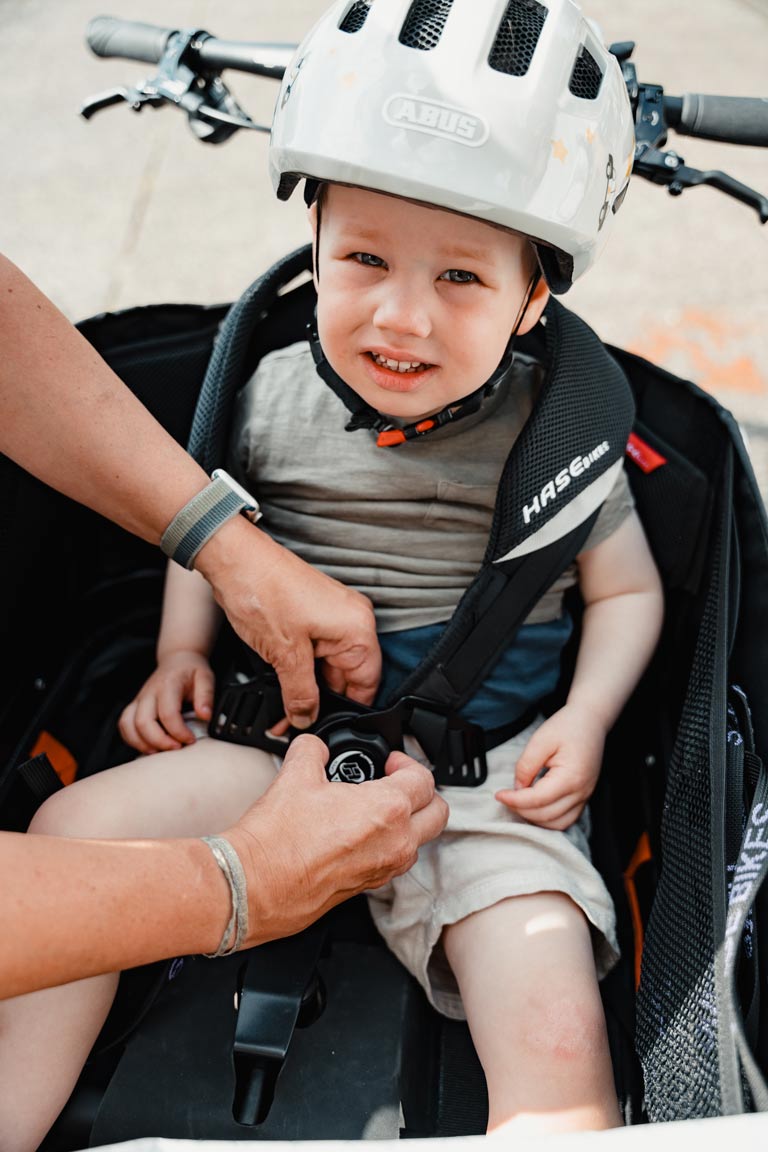 Detailansicht des 5-Punkt Gurts am Hase Bikes Gravit City E