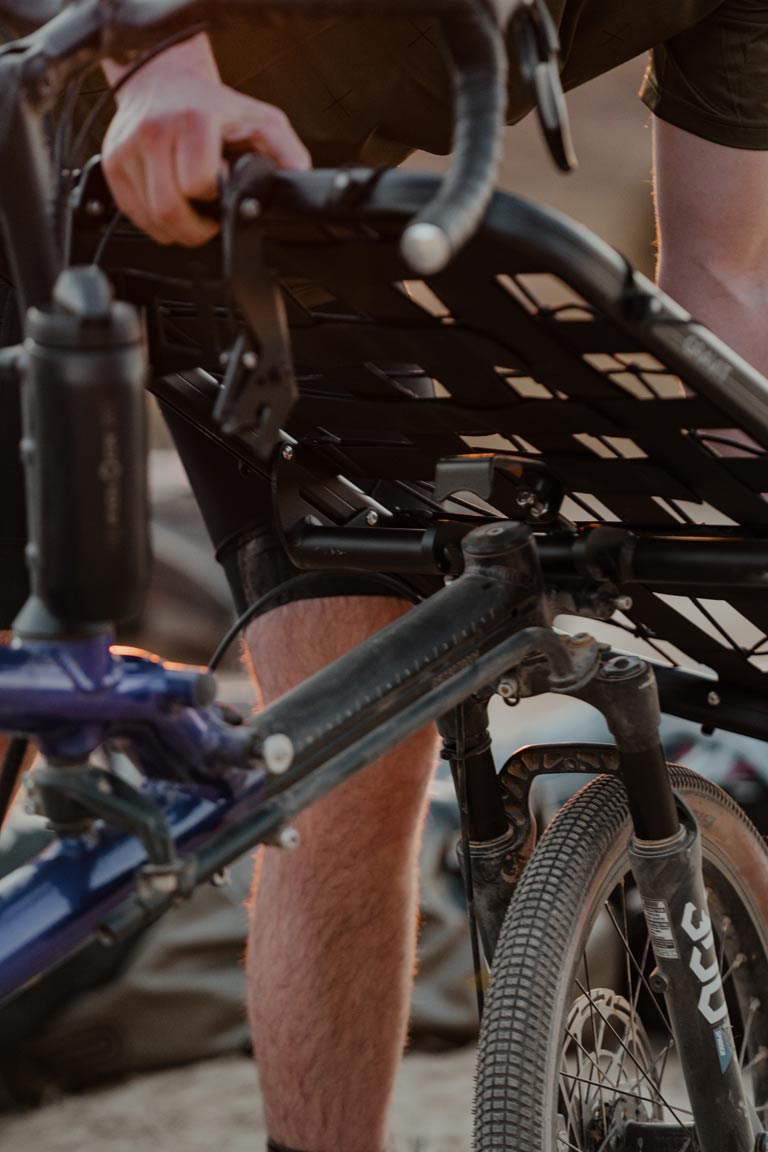 Das Cargo Board wird vor einer Tour an das Hase Bikes Gravit Dust montiert.